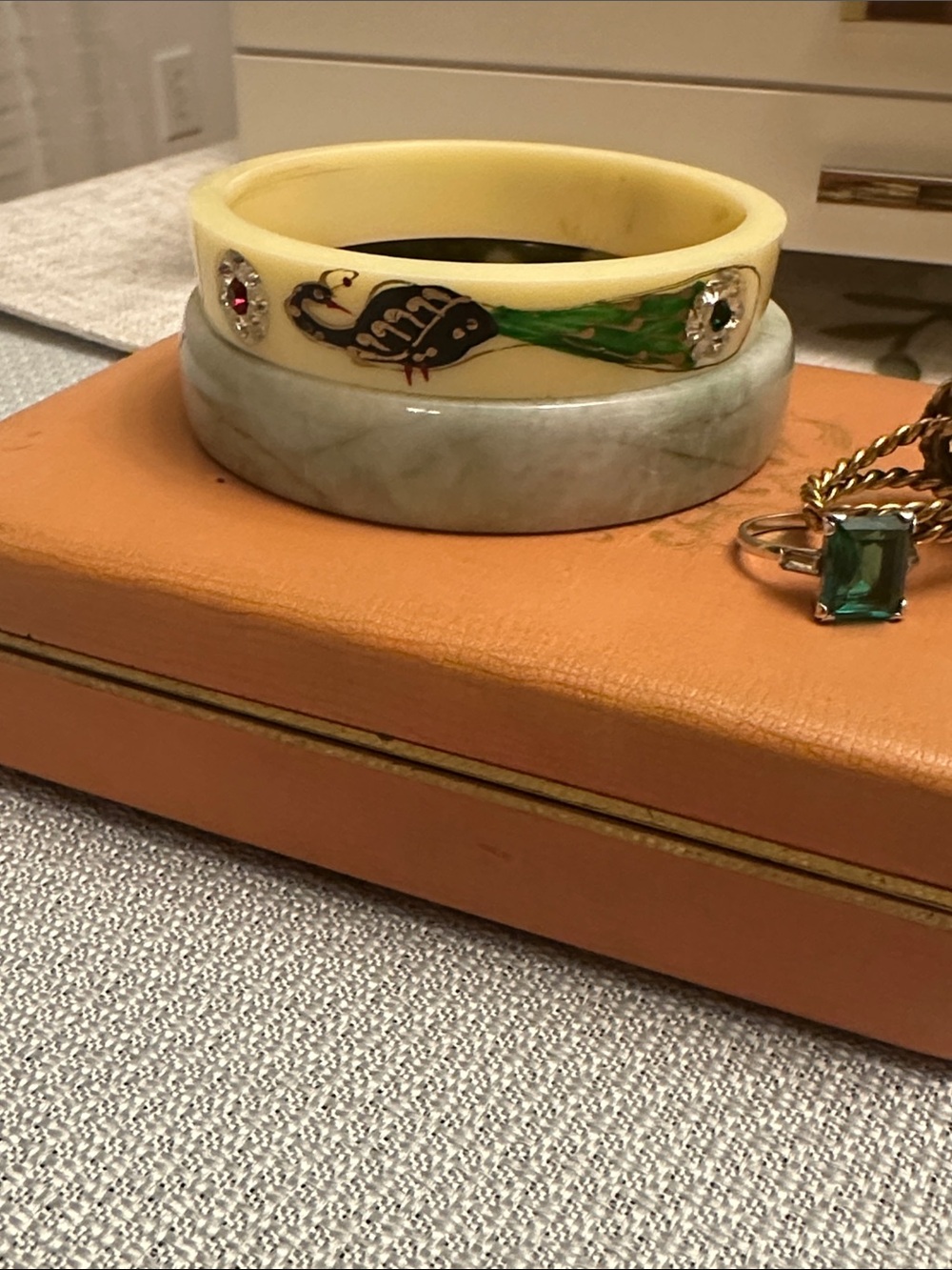 🦚 Pristine 1930s Art Deco Hand-Painted Celluloid Peacock Bangle - Picture 9 of 12